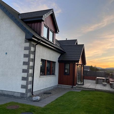 Alcantara- Modern Home With Hot Tub- Sleeps 10 Cromdale Екстер'єр фото