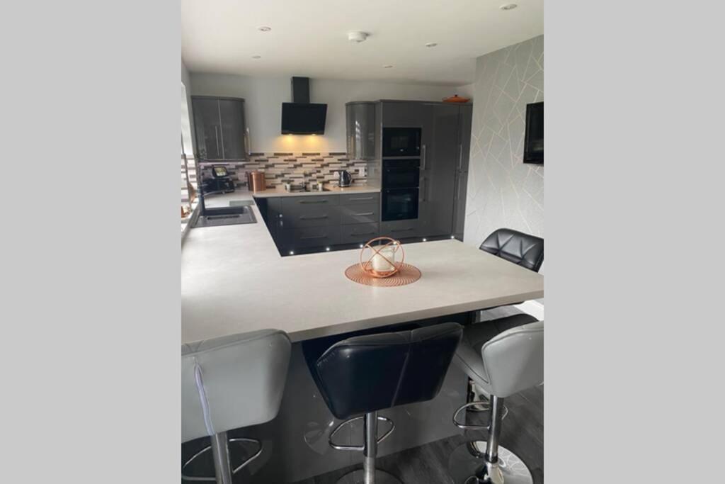 Alcantara- Modern Home With Hot Tub- Sleeps 10 Cromdale Екстер'єр фото