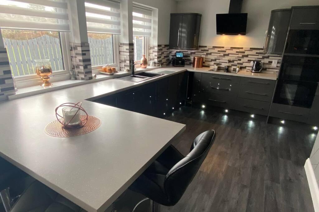 Alcantara- Modern Home With Hot Tub- Sleeps 10 Cromdale Екстер'єр фото