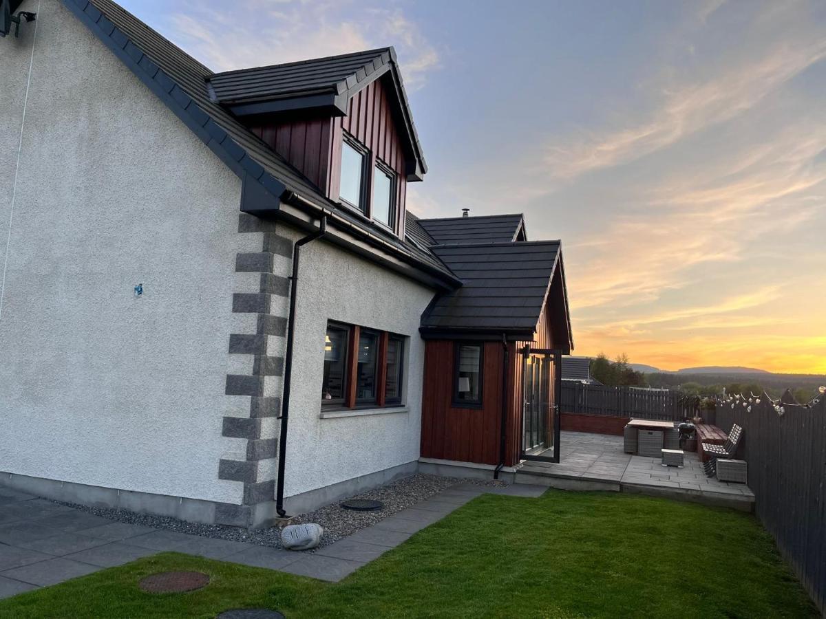 Alcantara- Modern Home With Hot Tub- Sleeps 10 Cromdale Екстер'єр фото